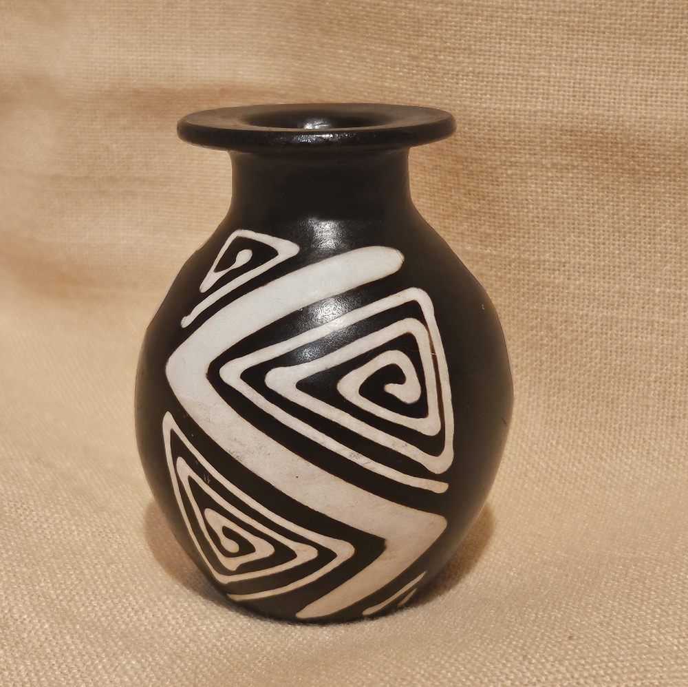 Peruvian Chulucanas Pottery Art Vase Clay Handmade Signed